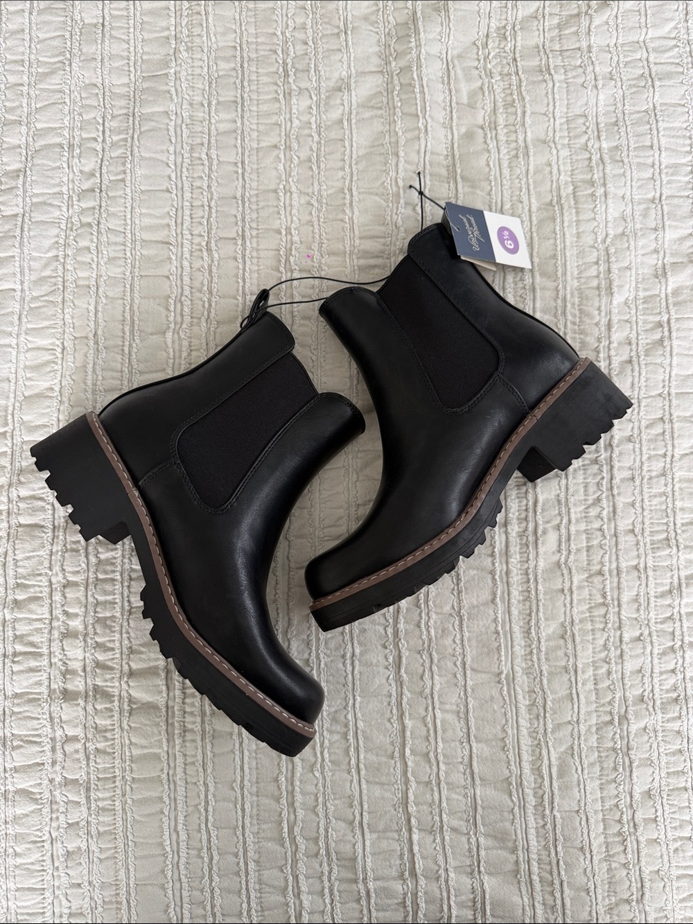 NWT Universal Thread Chelsea Boots / Celina with Memory Foam Insole Size 6.5